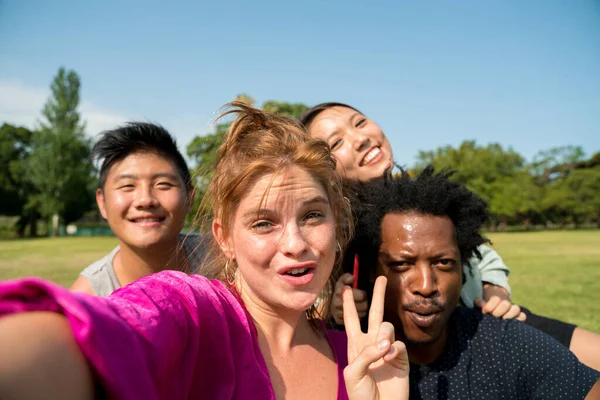 Selfie einer glücklichen Gruppe von Freunden während der Sommerzeit — Stockfoto