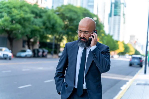 Asijský podnikatel mluví po telefonu v městském prostředí Royalty Free Stock Fotografie