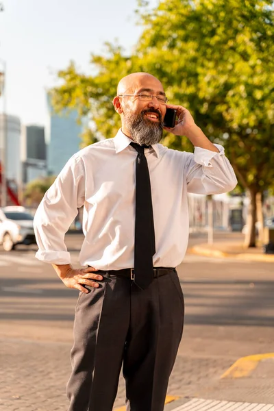 Азіатський бізнесмен розмовляє по телефону в міському середовищі. Ліцензійні Стокові Фото