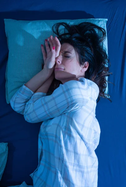 Una joven en la cama teniendo una pesadilla —  Fotos de Stock