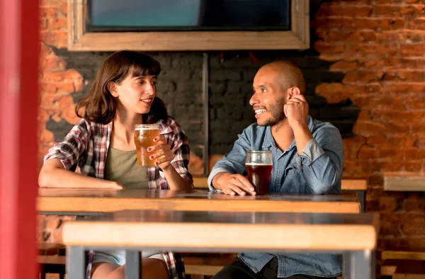 Una giovane coppia si diverte in un bar — Foto Stock