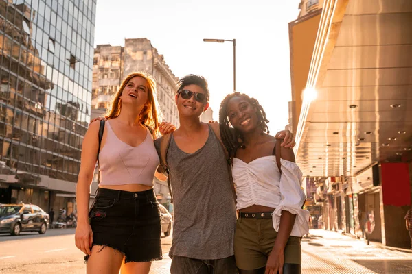 Amici che camminano per strada in una grande città — Foto Stock