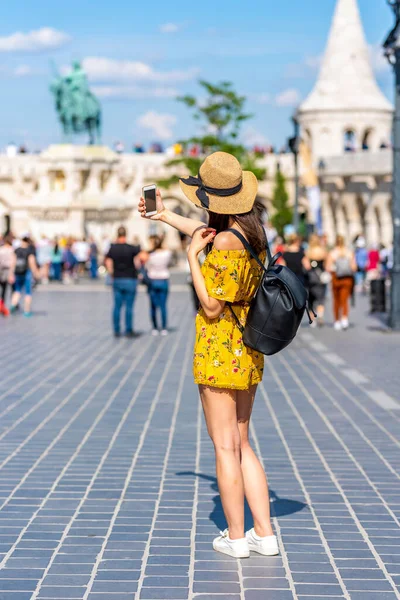 Uma jovem mulher que descobre a cidade de Budapeste — Fotografia de Stock