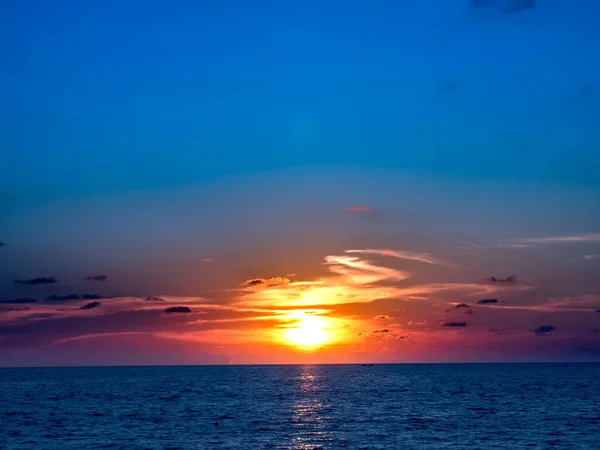 Coucher de soleil sur Surin Beach à Phuket, Thaïlande — Photo