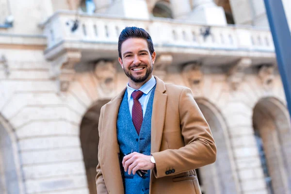 Un homme élégant debout sur une place — Photo