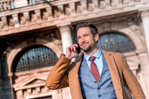 Un uomo elegante su una piazza con il suo smartphone — Foto Stock