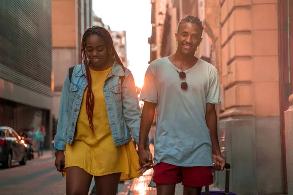 Um jovem casal viajando pela cidade — Fotografia de Stock