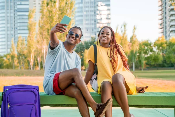 Wędrująca czarna para robi sobie selfie w parku — Zdjęcie stockowe