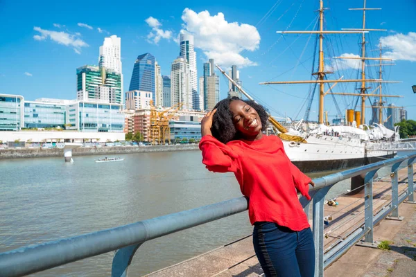 Une femme noire heureuse jouissant dans la ville — Photo