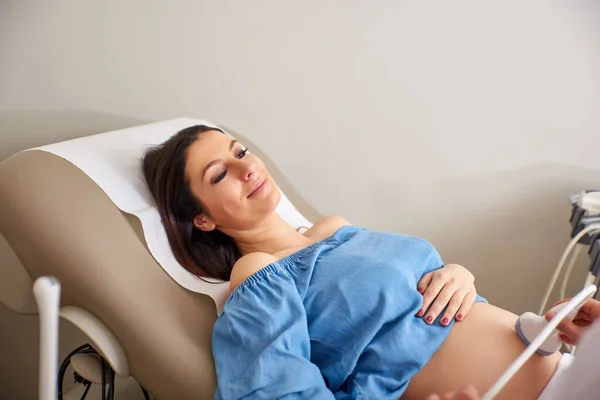 Zwangere vrouw met een echografie — Stockfoto