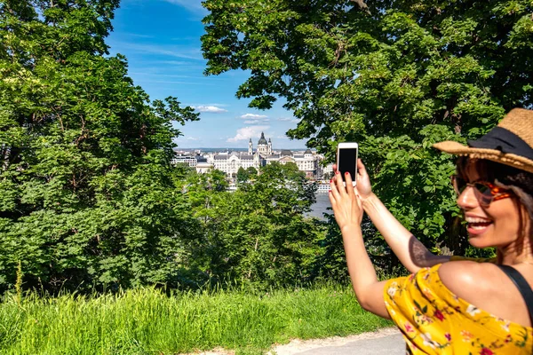 Een jonge vrouw maakt foto 's van Boedapest — Stockfoto