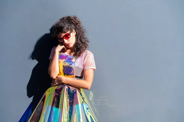 Mujer joven extravagante con un traje retro — Foto de Stock