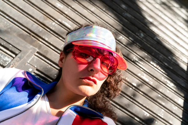 Fashion portrait of a young woman wearing retro accessories — Stock Photo, Image