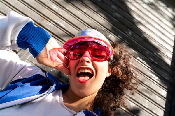 Retrato de moda de una joven con accesorios retro — Foto de Stock