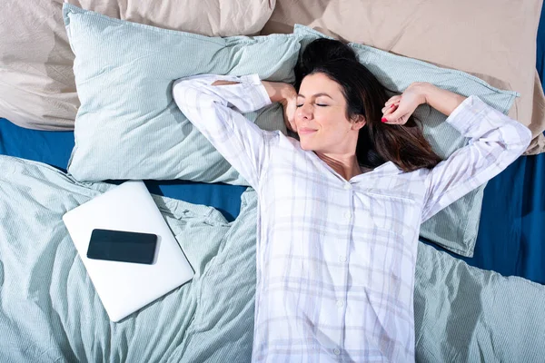 Glückliche junge Frau wacht morgens auf — Stockfoto