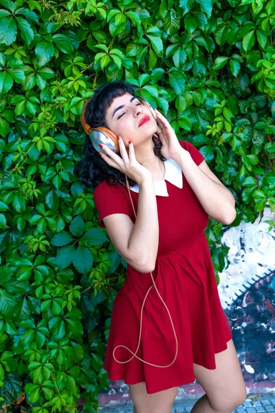 A woman listening to music on her headphones — Stock Photo, Image