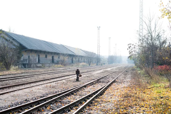 Foto av övergivna räls och järnvägsstation — Stockfoto