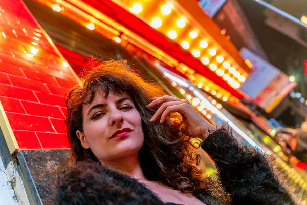 Latinská žena stojí v noci na ulici Stock Obrázky