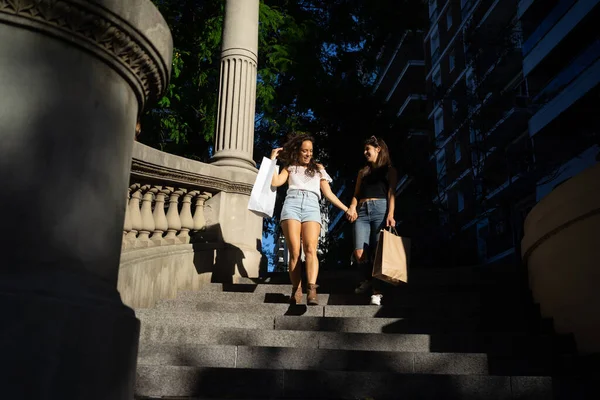 Felice giovane coppia lesbica a piedi sulle scale — Foto Stock