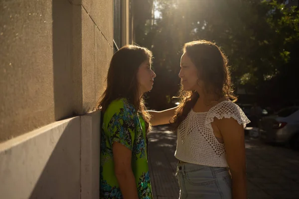 Meninas jovens de pé de frente um para o outro — Fotografia de Stock