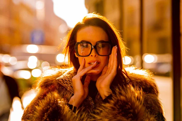 Retrato de cerca de una mujer joven y elegante — Foto de Stock