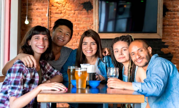 Un grupo de amigos juntos en un bar — Foto de Stock