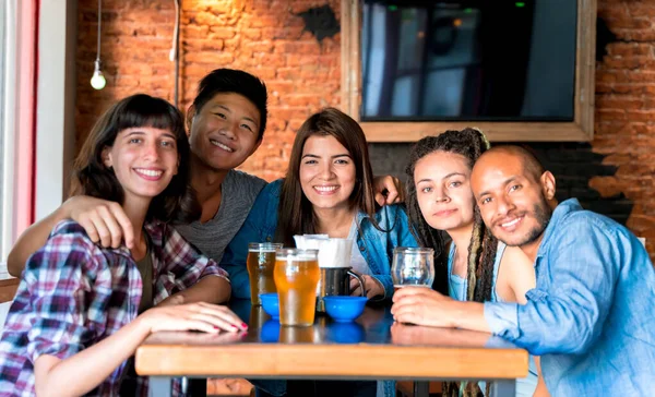 Un gruppo di amici insieme in un bar Immagini Stock Royalty Free