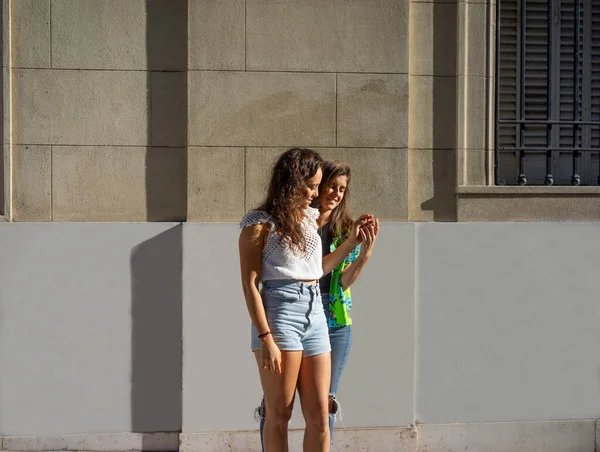Lesbian couple holding hands on the street — Foto de Stock