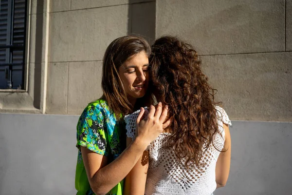 Емоційні обійми лесбійської пари — стокове фото