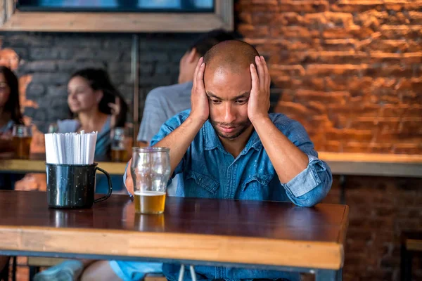 Um homem solitário sentado no bar — Fotografia de Stock