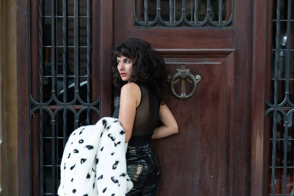 Elegant fashionable young woman standing on the street — Stock Photo, Image