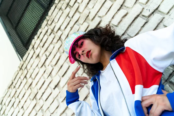 Mujer joven con trajes deportivos vintage — Foto de Stock