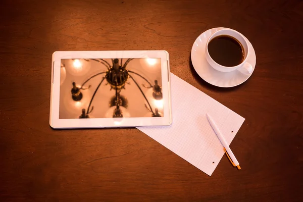 Классический кофе и планшетный компьютер — стоковое фото