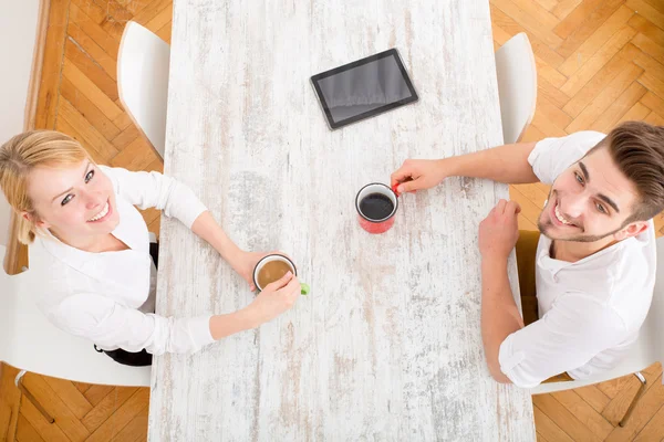 Young couple having a coffee break — Stock Photo, Image