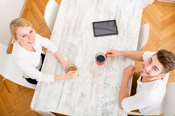 Young couple having a coffee break — Stock Photo, Image