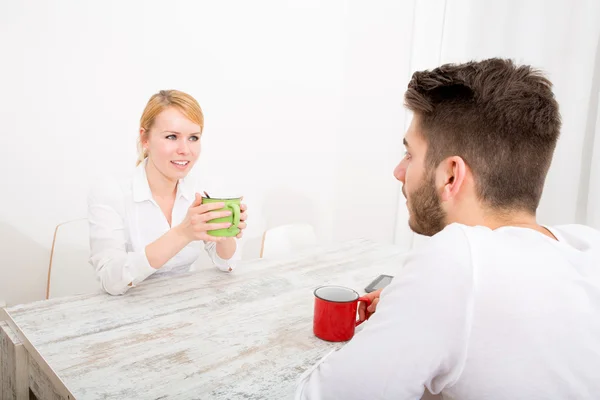 Pareja joven tomando un descanso para tomar café — Foto de Stock