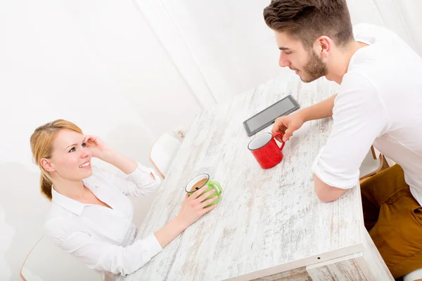 Jeune couple ayant une pause café — Photo