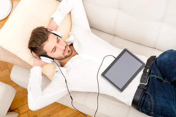 Joven escuchando música — Foto de Stock