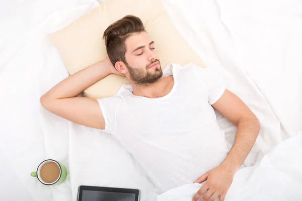 Porträt eines schlafenden jungen Mannes — Stockfoto