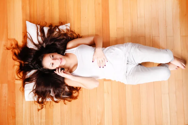 Mujer joven con teléfono —  Fotos de Stock