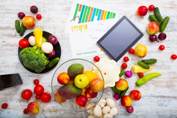 Nutrizione sana e tablet — Foto Stock