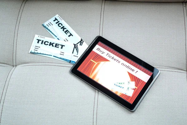 Kinokarten online mit Tablet-PC kaufen — Stockfoto