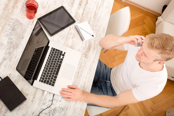 Travailler à la maison — Photo