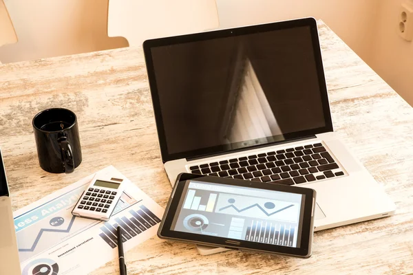 Análisis de negocios con un Tablet PC y un ordenador portátil —  Fotos de Stock