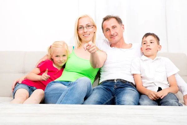 Gelukkige familie op de Bank — Stockfoto