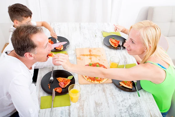 Familie pizza eten — Stockfoto