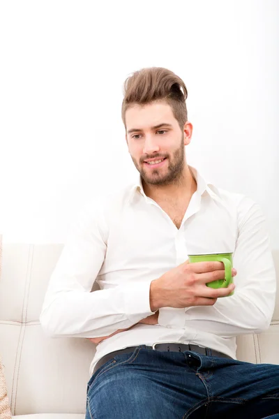 Retrato de sofá com café — Fotografia de Stock