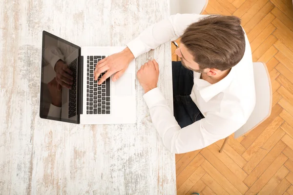 Jonge man met een laptopcomputer — Stockfoto