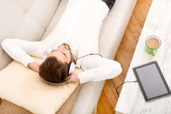 Joven escuchando música — Foto de Stock