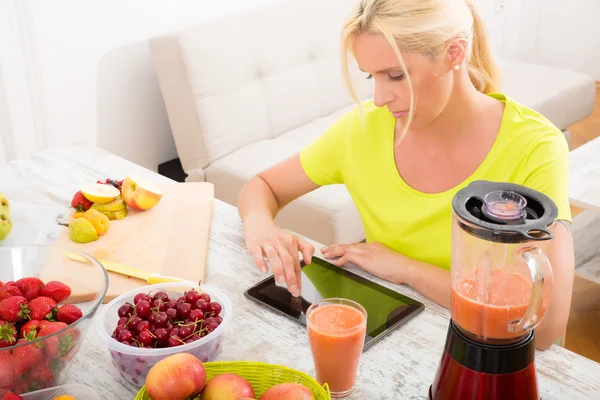 Mujer madura disfrutando de un batido —  Fotos de Stock